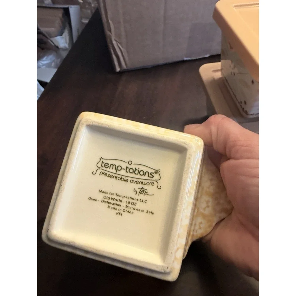Temp-tations by Tara set of 4 Old world yellow 10 oz ramekins Square, Baker Lids